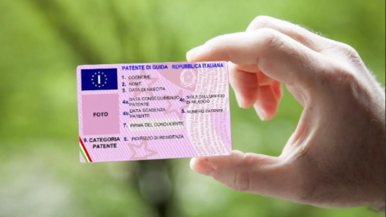 Attenzione alle nuove regole patente: ecco l’età massima per guidare e i controlli previsti