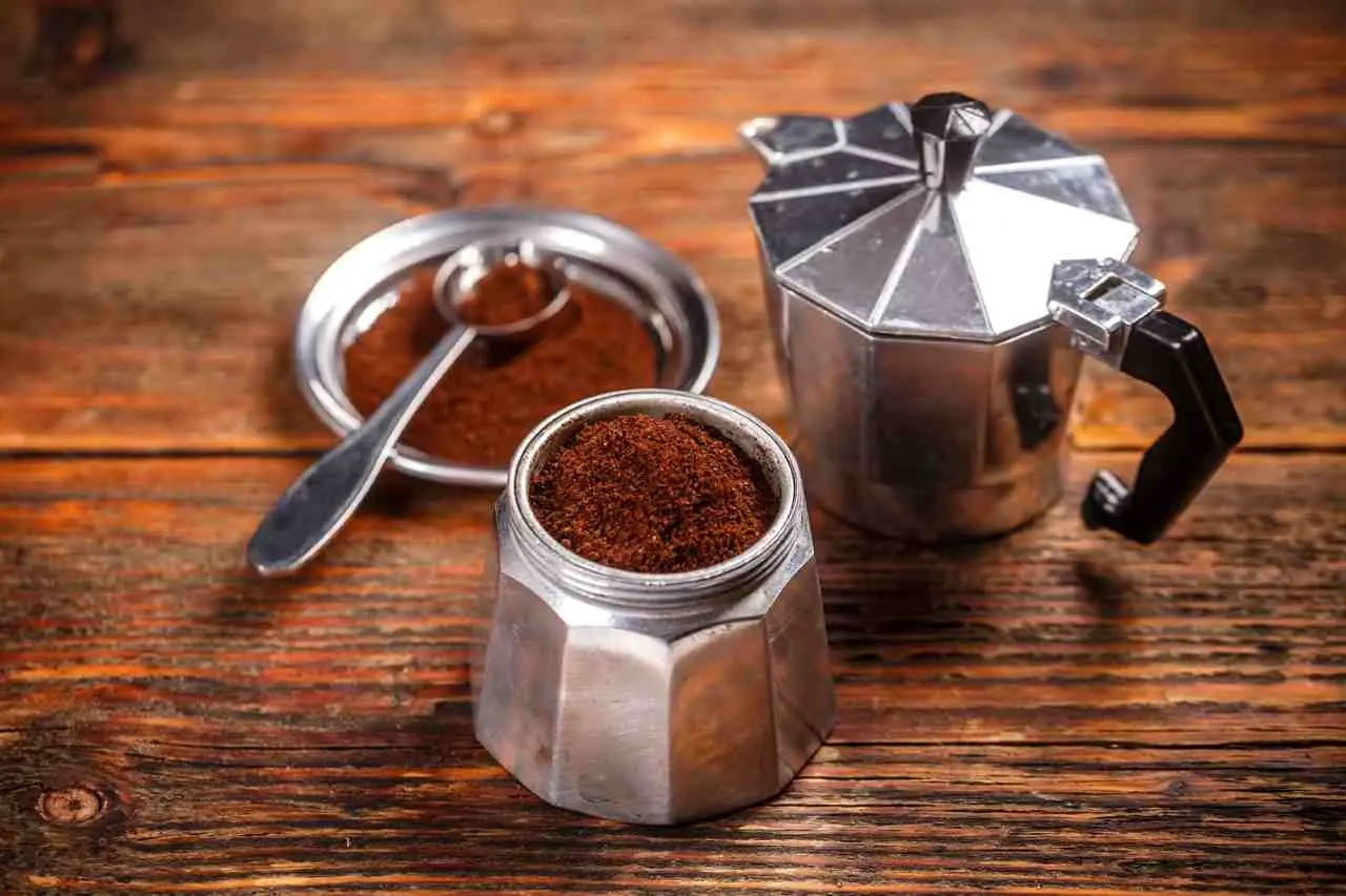 La tua moka è piena di calcare? Ecco il metodo naturale che la pulisce perfettamente in 10 minuti